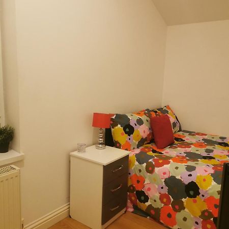 Lovely Spacious Room Near Train Station And University Dallington  外观 照片