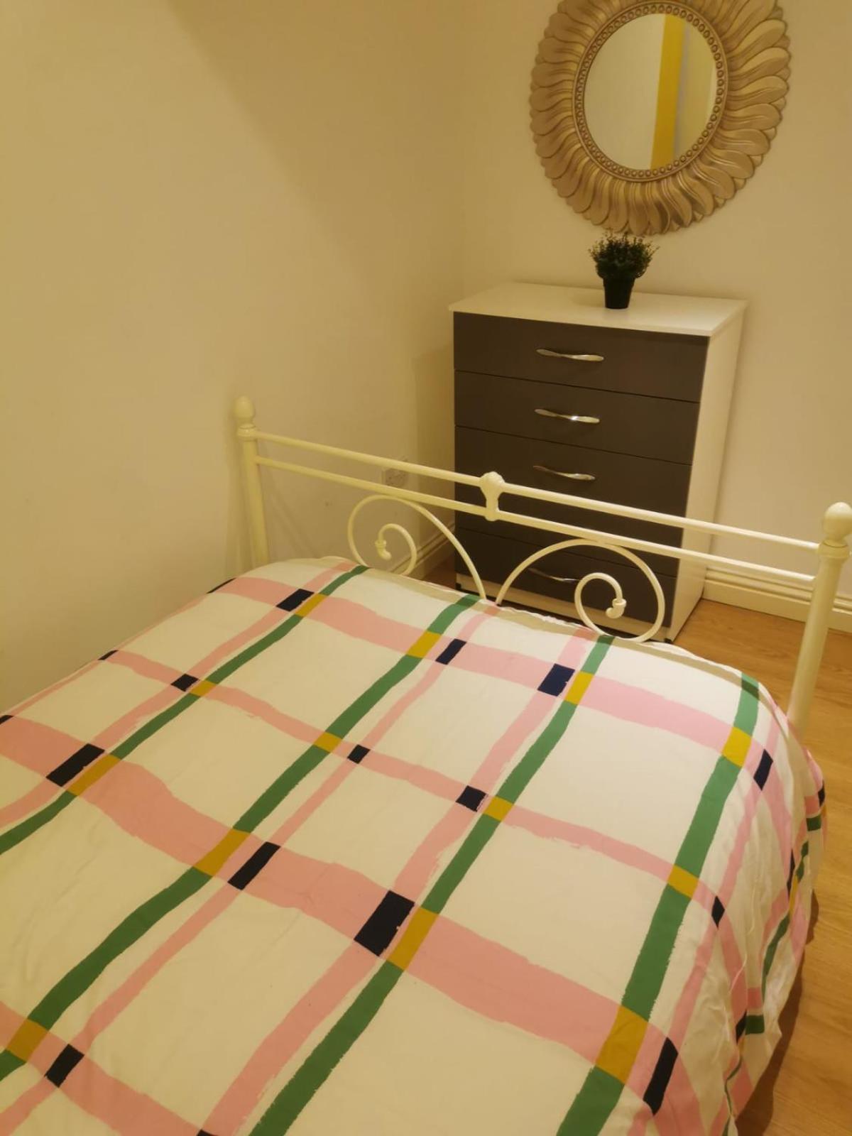 Lovely Spacious Room Near Train Station And University Dallington  外观 照片