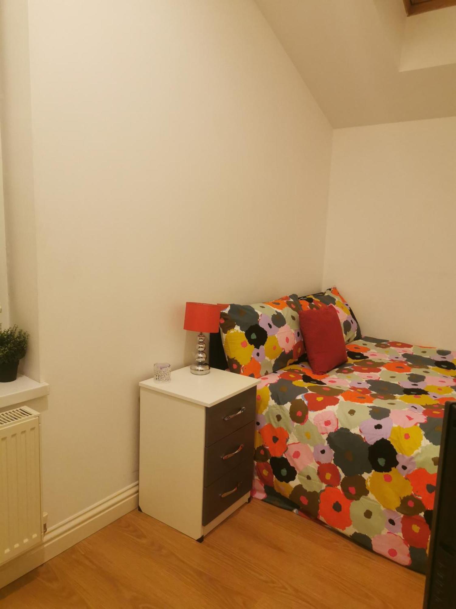 Lovely Spacious Room Near Train Station And University Dallington  外观 照片